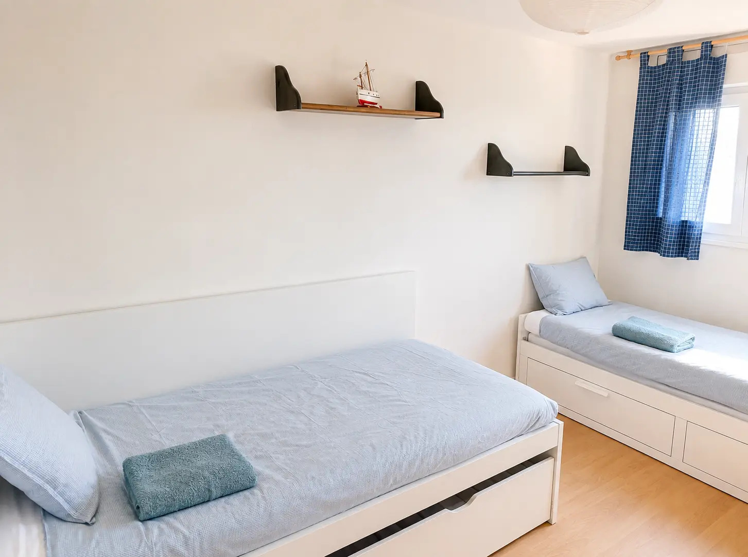 Seconde chambre avec deux lits simples et rangements
