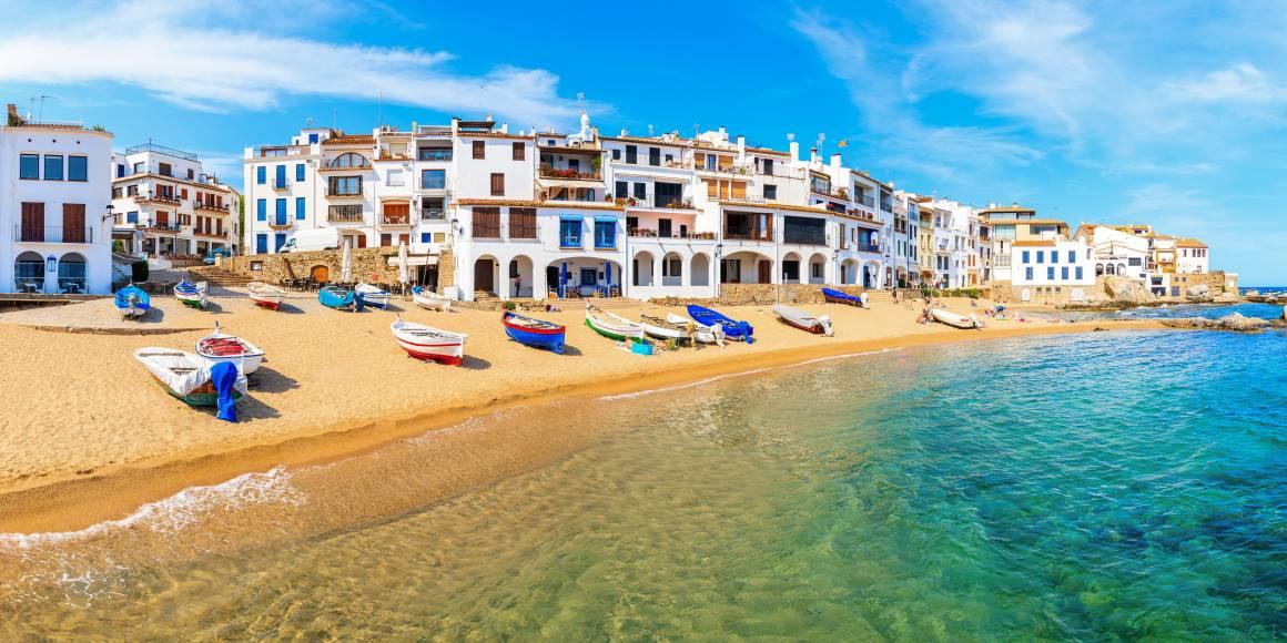 Barques et maisons blanches sur la plage de Port Bo à Calella de Palafrugell
