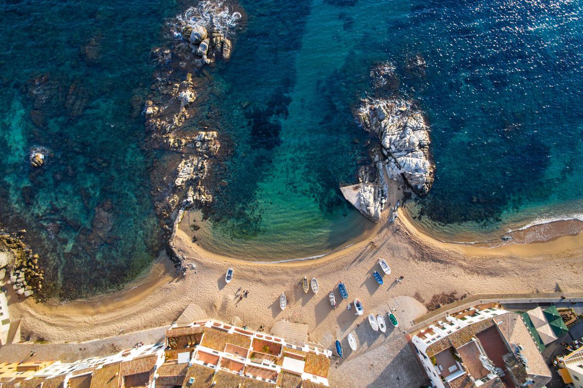 Vue aérienne d'une crique de sable et de rochers à Calella de Palafrugell