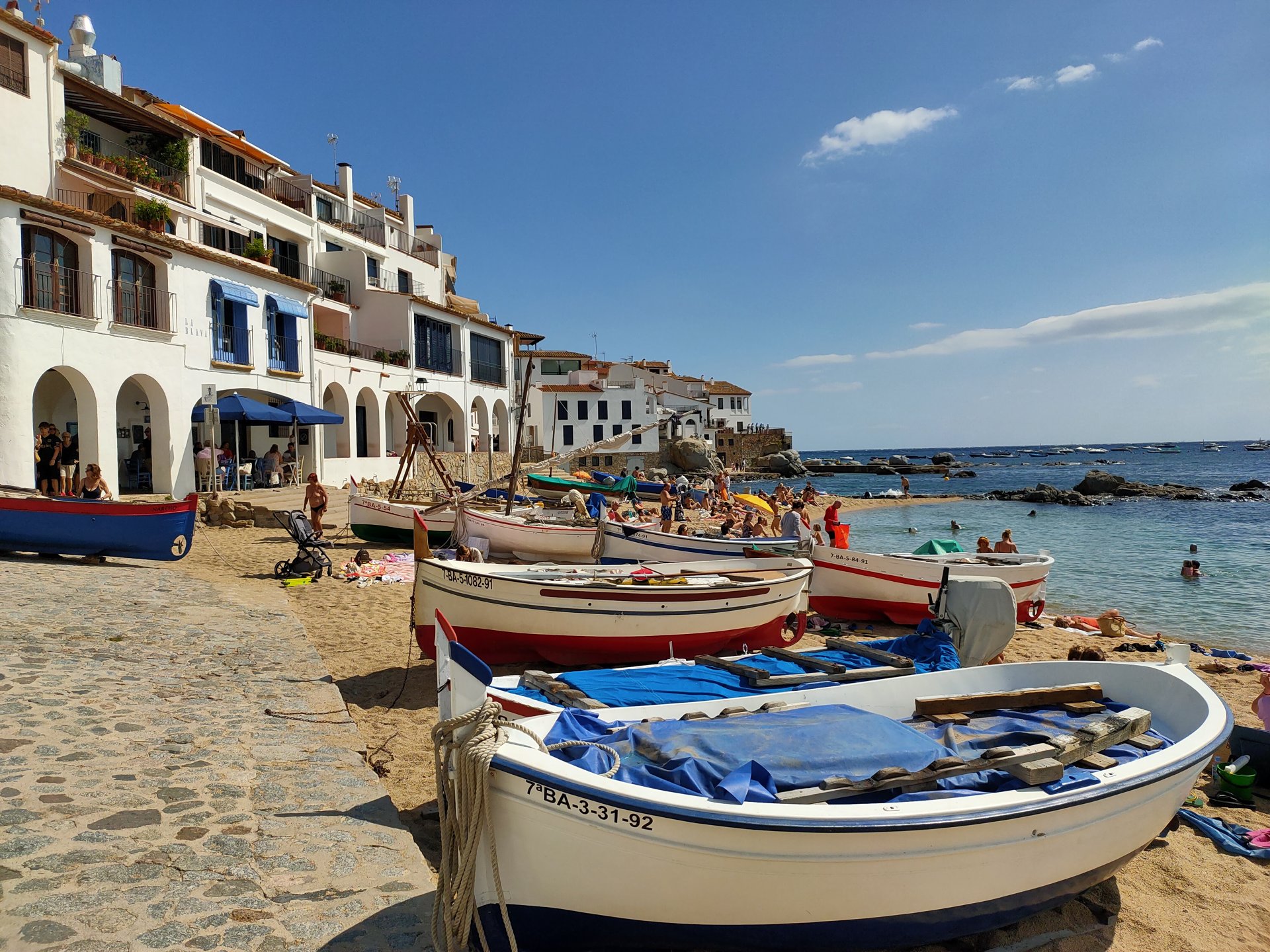 Barques sur la plage de Port Bo à Calella de Palafrugell